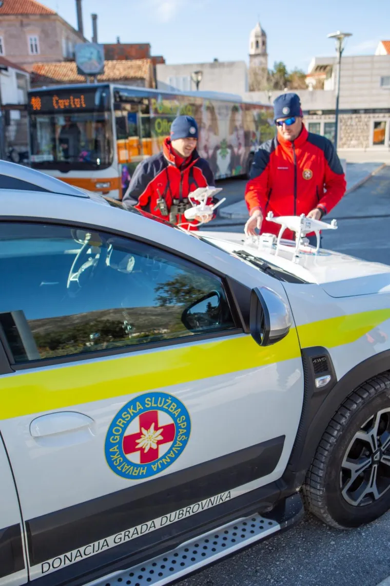 POTRAGA ZA NESTALOM OSOBOM U PLATU I DALJE TRAJE: Policija obavlja očevid u Hidroelektrani Dubrovnik