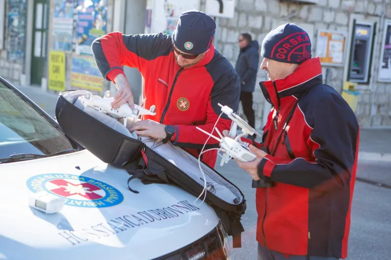 POTRAGA ZA NESTALOM OSOBOM U PLATU I DALJE TRAJE: Policija obavlja očevid u Hidroelektrani Dubrovnik