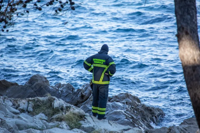 POTRAGA ZA NESTALOM OSOBOM U PLATU I DALJE TRAJE: Policija obavlja očevid u Hidroelektrani Dubrovnik