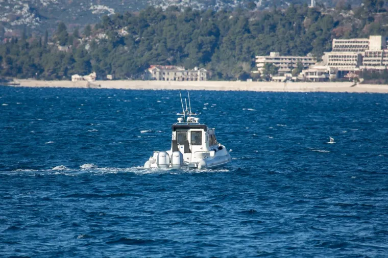 POTRAGA ZA NESTALOM OSOBOM U PLATU I DALJE TRAJE: Policija obavlja očevid u Hidroelektrani Dubrovnik