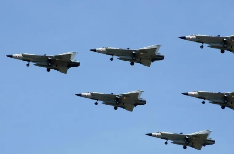 Saab 35 Draken je vojni lovac kojeg je &scaron;vedska tvrtka Saab proizvodila u razdoblju od 1955. do 1974. godine.