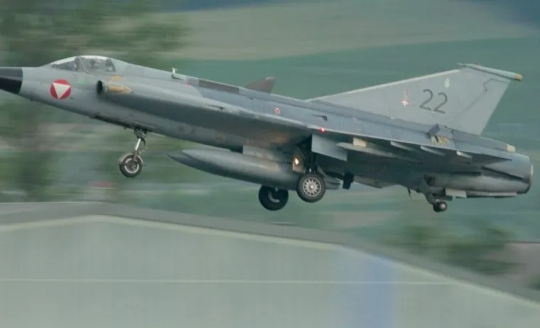 Zadnji primjerci prizemljeni su 2005. u Austriji, a ulogu ovog revolucionarnog lovca u &Scaron;vedskoj je zamijenio Gripen