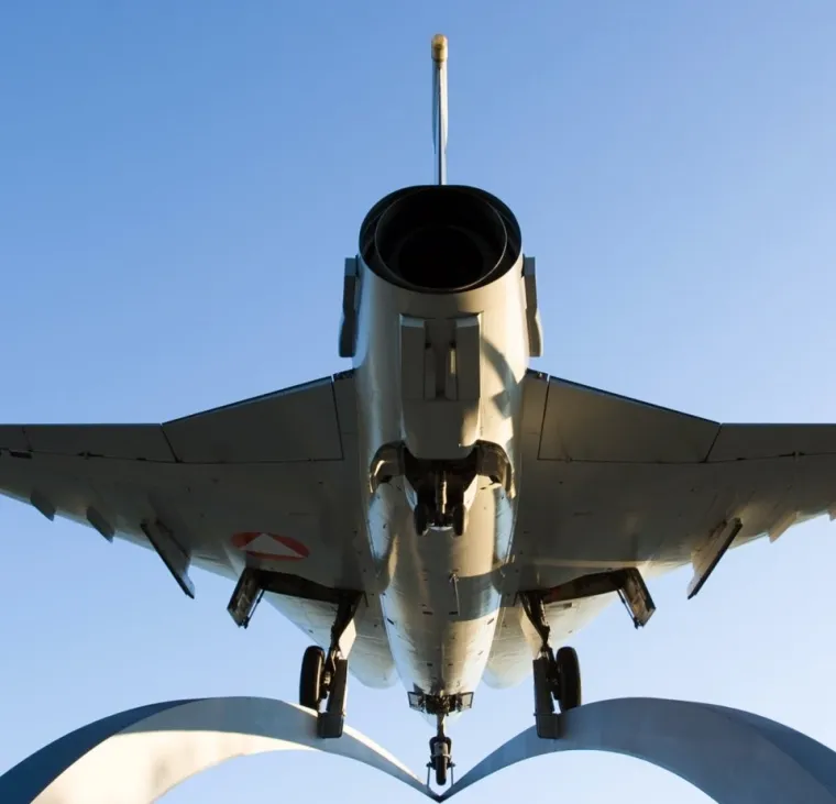 NAJBOLJE IZ &Scaron;VEDSKE: Jako seksi plavu&scaron;e i ni&scaron;ta manje seksi vojni zrakoplovi... ni&scaron;ta ne sugeriramo