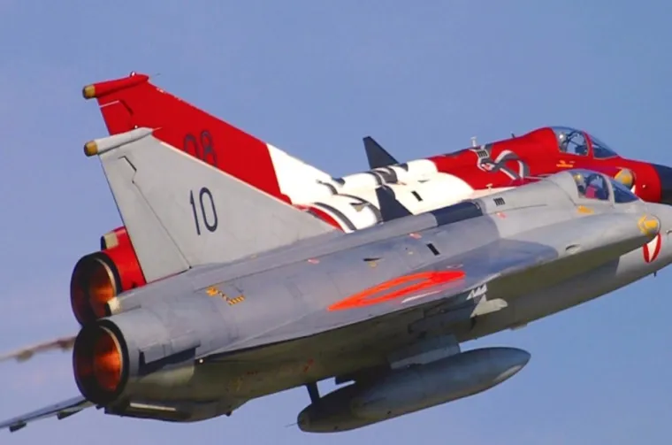 NAJBOLJE IZ &Scaron;VEDSKE: Jako seksi plavu&scaron;e i ni&scaron;ta manje seksi vojni zrakoplovi... ni&scaron;ta ne sugeriramo