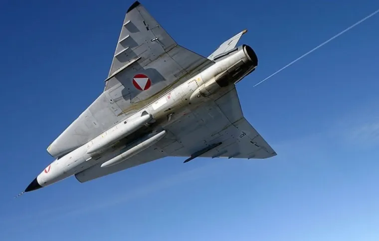 NAJBOLJE IZ &Scaron;VEDSKE: Jako seksi plavu&scaron;e i ni&scaron;ta manje seksi vojni zrakoplovi... ni&scaron;ta ne sugeriramo