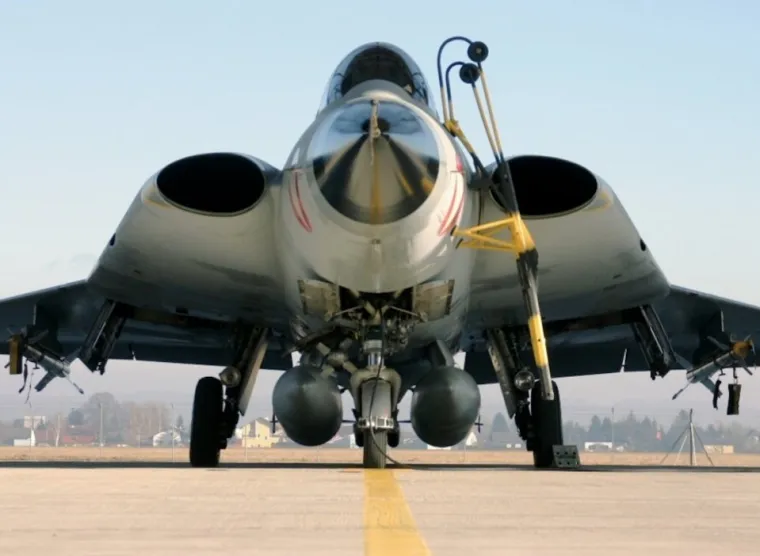 NAJBOLJE IZ &Scaron;VEDSKE: Jako seksi plavu&scaron;e i ni&scaron;ta manje seksi vojni zrakoplovi... ni&scaron;ta ne sugeriramo