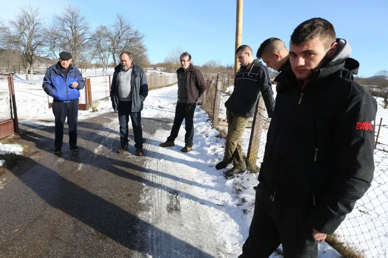 Tragedija u Lici: Dvogodi&scaron;njakinja se istrgnula iz ruku roditelja i podletjela pod kombi