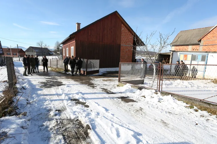 Tragedija u Lici: Dvogodi&scaron;njakinja se istrgnula iz ruku roditelja i podletjela pod kombi
