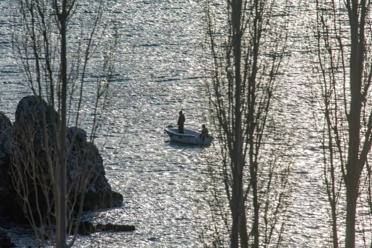 12.01.2019., Akvatorij Zupe dubrovacke - Nastavlja se potraga za nestalim radnikom D. P (33) HE Dubrovnik u Platu. Trećeg dana su se tako uključili policijski službenici, pripadnici HGSS-a, vatrogasci i ronioci, a iz zraka im kao pojačanje pomaze helikopter. Fokus potrage okrenut je prema otvorenom moru - točnije - prema području oko otoka Mrkana, Supetra i Bobare. Civili s privatnim barkama uključili su se u potragu.
Photo: Grgo Jelavic/PIXSELL