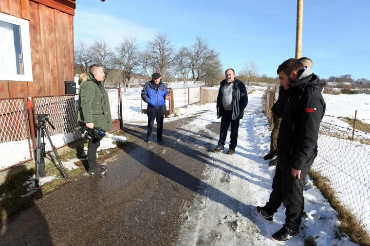 Jelvica: Dvogodi&scaron;njakinja se istrgnula iz ruku roditelja i podletjela pod kombi 12.01.2019., Jelvica - Kombi ogulinskih registracija oko 10.15 h ispred obiteljske kuce naletio je na dvogodisnju djevojcicu koja je preminula na putu do bolnice. Djevojcica se otrgnula roditeljima dok je kombi kretao od njihove kuce.
Photo: Kristina Stedul Fabac/PIXSELL