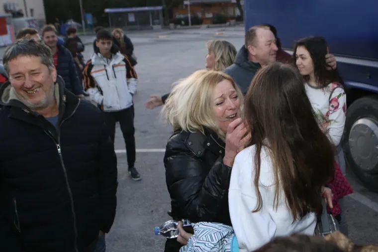 Splitski ucenici sretno su se vratili kuci nakon &scaron;to im se autobus zapalio u &scaron;vicarskom tunelu. Iako je vozilo u potpunosti izgorjelo, medju 52 učenika nema ozlijeđenih. Na autobusnom kolodvoru dočekali su ih roditelji. 
Photo: Ivo Cagalj/PIXSELL