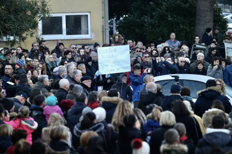 Ispred Doma zdravlja u Metkoviću održan je skup podr&scaron;ke za doktoricu Kseniju Kaleb