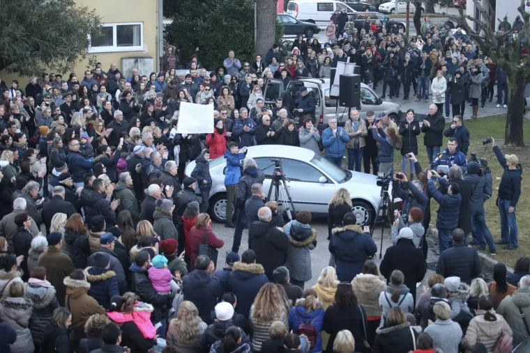 Ispred Doma zdravlja u Metkoviću održan je skup podr&scaron;ke za doktoricu Kseniju Kaleb