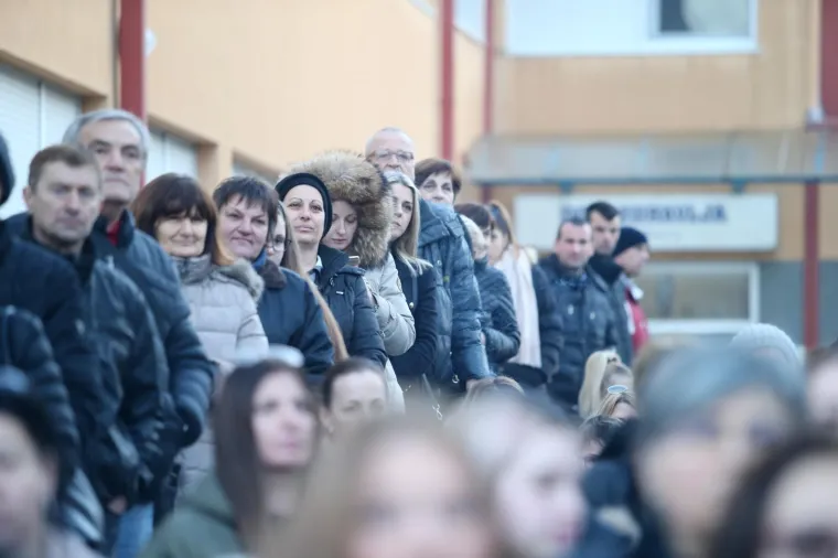 Ispred Doma zdravlja u Metkoviću održan je skup podr&scaron;ke za doktoricu Kseniju Kaleb