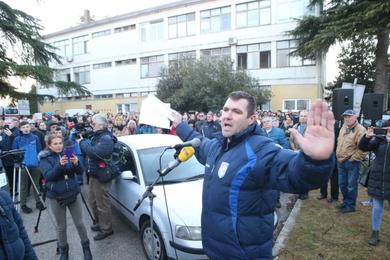 Ispred Doma zdravlja u Metkoviću održan je skup podr&scaron;ke za doktoricu Kseniju Kaleb
