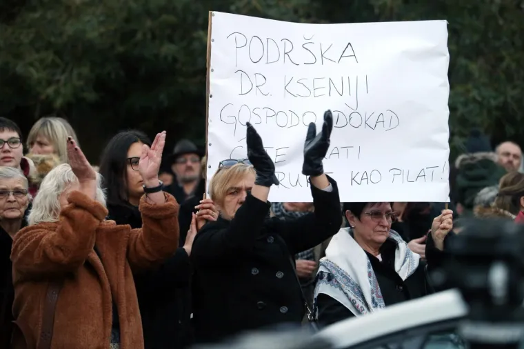 Ispred Doma zdravlja u Metkoviću održan je skup podr&scaron;ke za doktoricu Kseniju Kaleb