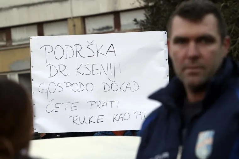 Ispred Doma zdravlja u Metkoviću održan je skup podr&scaron;ke za doktoricu Kseniju Kaleb
