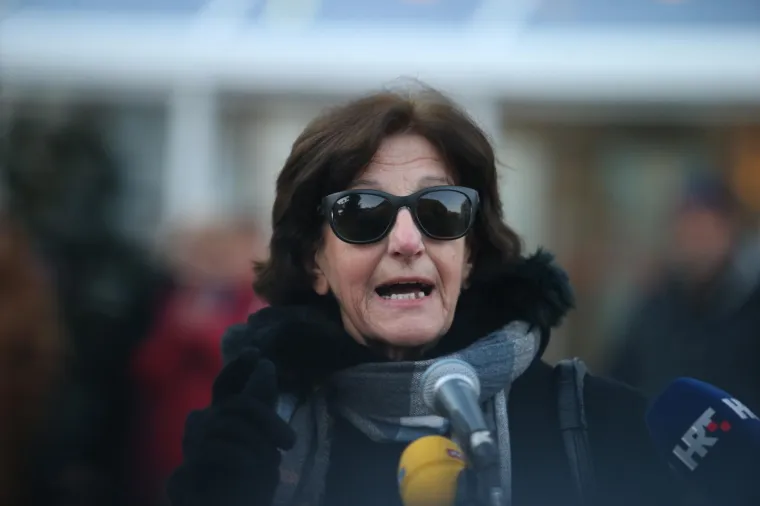 Ispred Doma zdravlja u Metkoviću održan je skup podr&scaron;ke za doktoricu Kseniju Kaleb