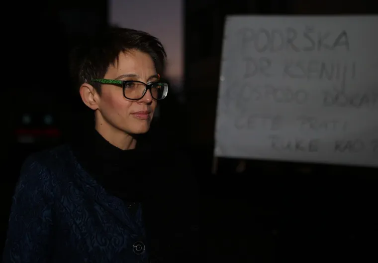 Ispred Doma zdravlja u Metkoviću održan je skup podr&scaron;ke za doktoricu Kseniju Kaleb