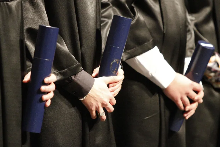 Diplome oko 90 tisuća osoba zaposlenih u sustavu obrazovanja i znanosti proći će izvanredan postupak provjere vjerodostojnosti nakon &scaron;to je Ministarstvo znanosti i obrazovanja ovih dana u svojim redovima otkrilo osobu s krivotvorenom diplomom Sveučili&scaron;ta u Zagrebu. A upravo nas je ovaj slučaj podsjetio na neke od najpoznatijih slučajeva s lažnim diplomama u Hrvatskoj...