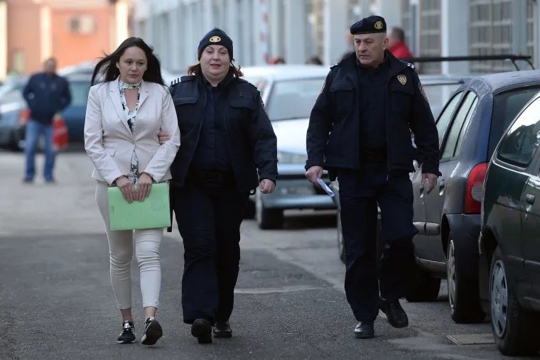 Opasna Ksenija u lancima dovedena na sud: Zarila suprugu nož u srce dok je spavao