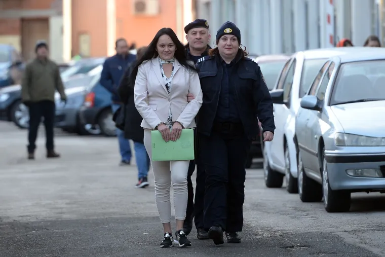 Opasna Ksenija u lancima dovedena na sud: Zarila suprugu nož u srce dok je spavao