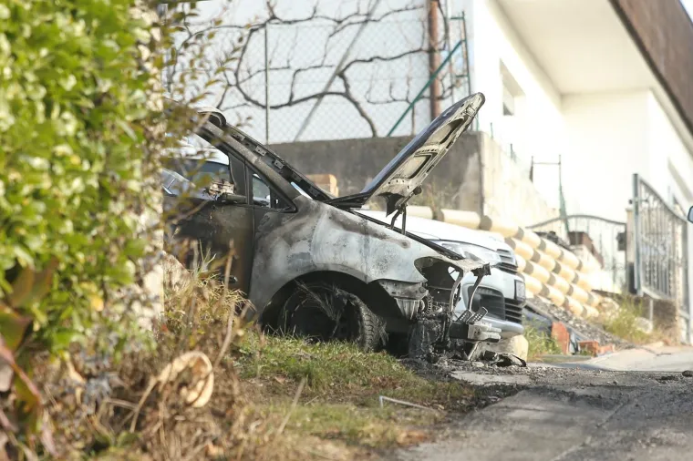 Na parkirali&scaron;tu u Zagrebu izgorio automobil