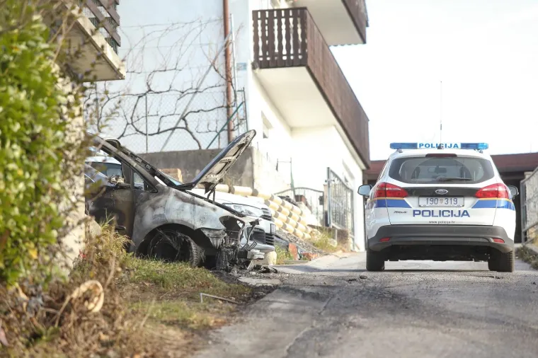 Na parkirali&scaron;tu u Zagrebu izgorio automobil