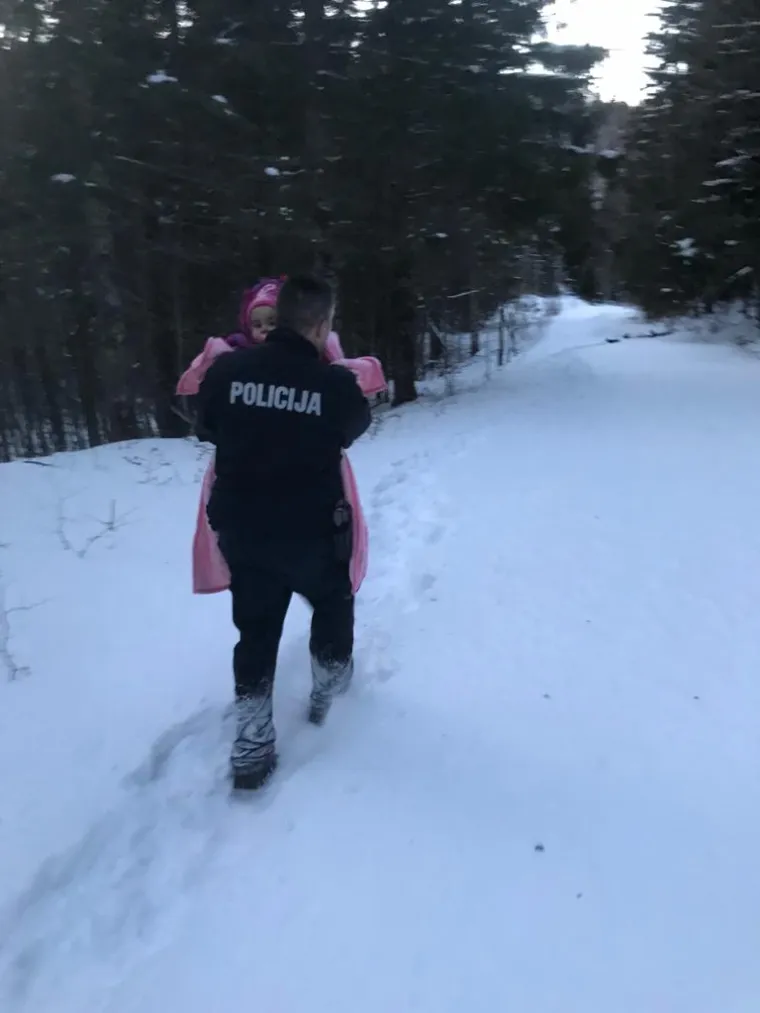 Dramatično spa&scaron;avanje na Plje&scaron;ivici: Iz visokog snijega izvlačili 15 osoba, djecu i žene policajci nosili na rukama
