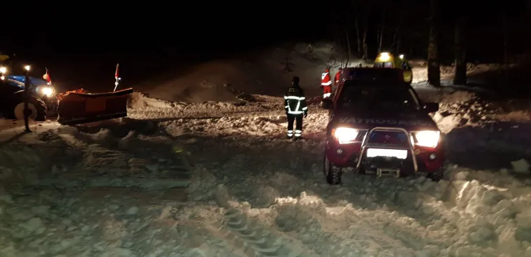 Dramatično spa&scaron;avanje na Plje&scaron;ivici: Iz visokog snijega izvlačili 15 osoba, djecu i žene policajci nosili na rukama
