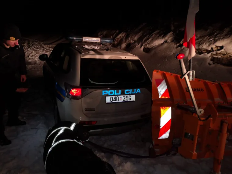 Dramatično spa&scaron;avanje na Plje&scaron;ivici: Iz visokog snijega izvlačili 15 osoba, djecu i žene policajci nosili na rukama