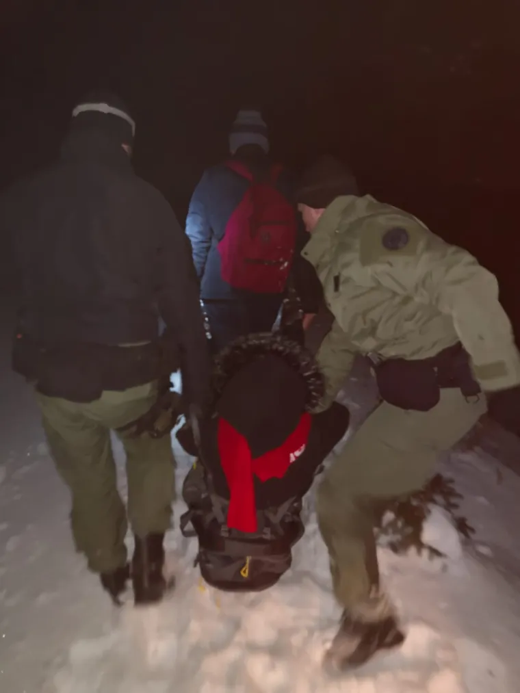 Dramatično spa&scaron;avanje na Plje&scaron;ivici: Iz visokog snijega izvlačili 15 osoba, djecu i žene policajci nosili na rukama