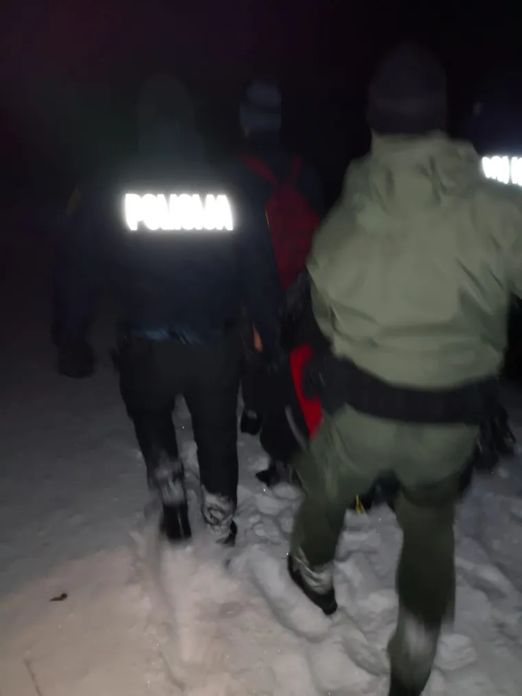 Dramatično spa&scaron;avanje na Plje&scaron;ivici: Iz visokog snijega izvlačili 15 osoba, djecu i žene policajci nosili na rukama