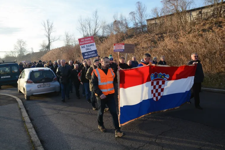Prosvjed radnika protiv gašenja sisačke rafinerije: 'Borili smo se za domovinu, borit ćemo se za egzistenciju'