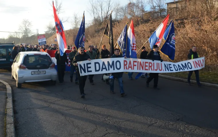 Prosvjed radnika protiv gašenja sisačke rafinerije: 'Borili smo se za domovinu, borit ćemo se za egzistenciju'