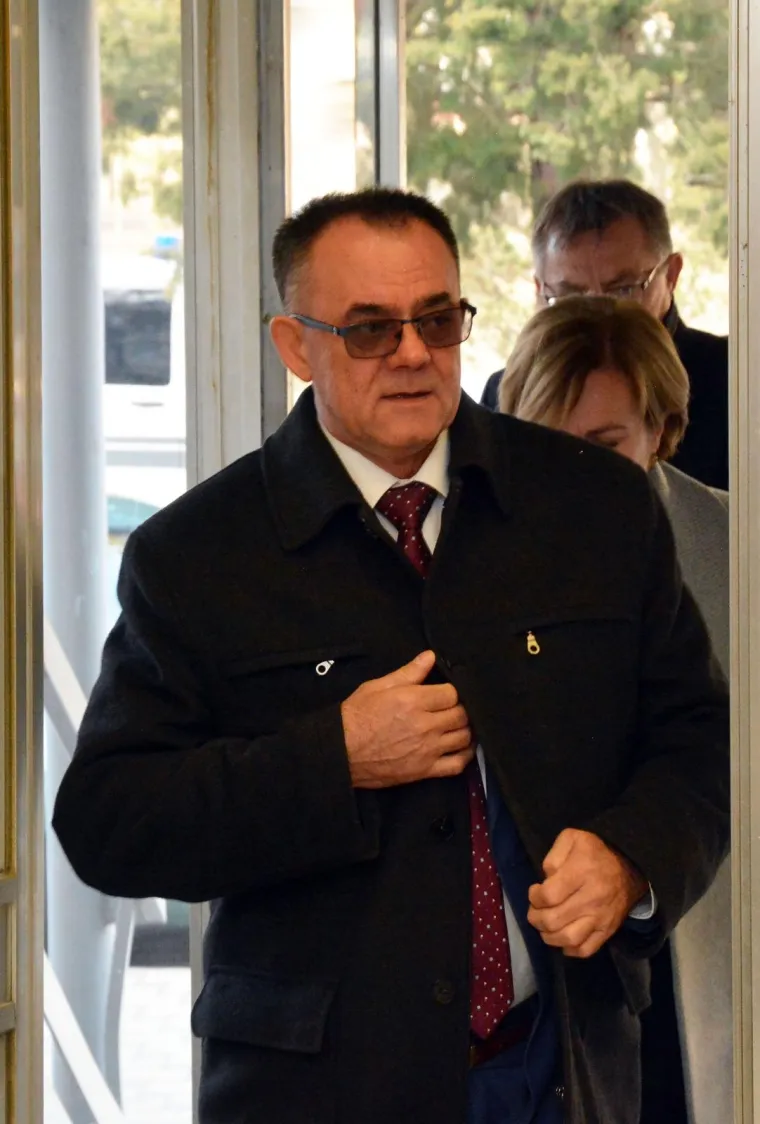 Suđenje županu Toma&scaron;eviću za obiteljsko nasilje: Na sud Mara Toma&scaron;ević do&scaron;la s rukom u gipsu