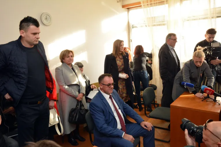 Suđenje županu Toma&scaron;eviću za obiteljsko nasilje: Na sud Mara Toma&scaron;ević do&scaron;la s rukom u gipsu