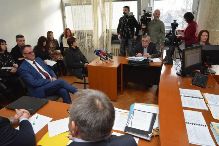 Suđenje županu Toma&scaron;eviću za obiteljsko nasilje: Na sud Mara Toma&scaron;ević do&scaron;la s rukom u gipsu
