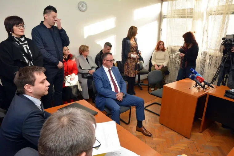 Suđenje županu Toma&scaron;eviću za obiteljsko nasilje: Na sud Mara Toma&scaron;ević do&scaron;la s rukom u gipsu