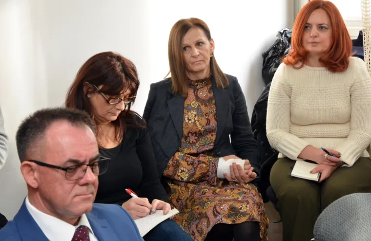 Suđenje županu Toma&scaron;eviću za obiteljsko nasilje: Na sud Mara Toma&scaron;ević do&scaron;la s rukom u gipsu
