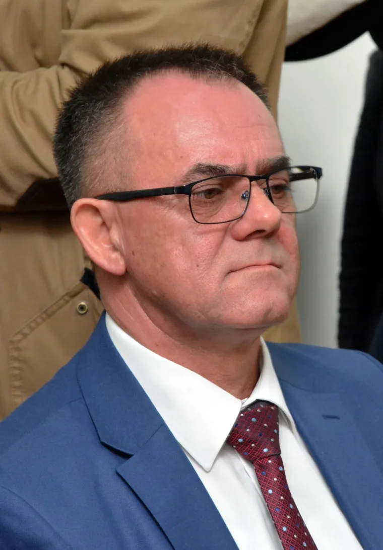 Suđenje županu Toma&scaron;eviću za obiteljsko nasilje: Na sud Mara Toma&scaron;ević do&scaron;la s rukom u gipsu