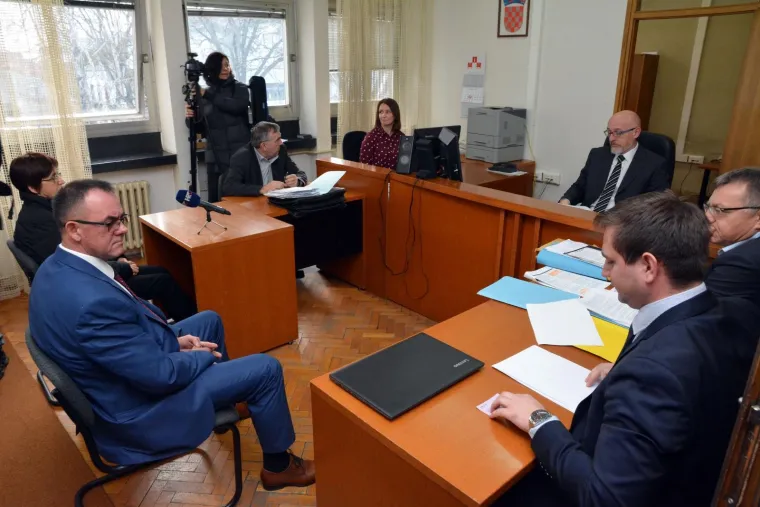 Suđenje županu Toma&scaron;eviću za obiteljsko nasilje: Na sud Mara Toma&scaron;ević do&scaron;la s rukom u gipsu