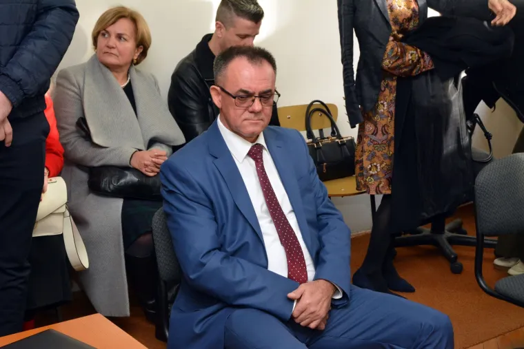 Suđenje županu Toma&scaron;eviću za obiteljsko nasilje: Na sud Mara Toma&scaron;ević do&scaron;la s rukom u gipsu