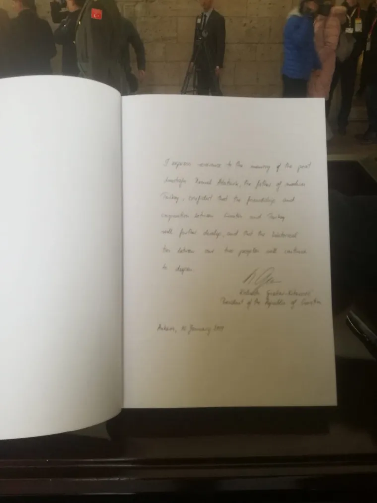 Kolinda Grabar-Kitarović na Ataturkovom grobu: S Erdoganom će razgovarati u četiri oka