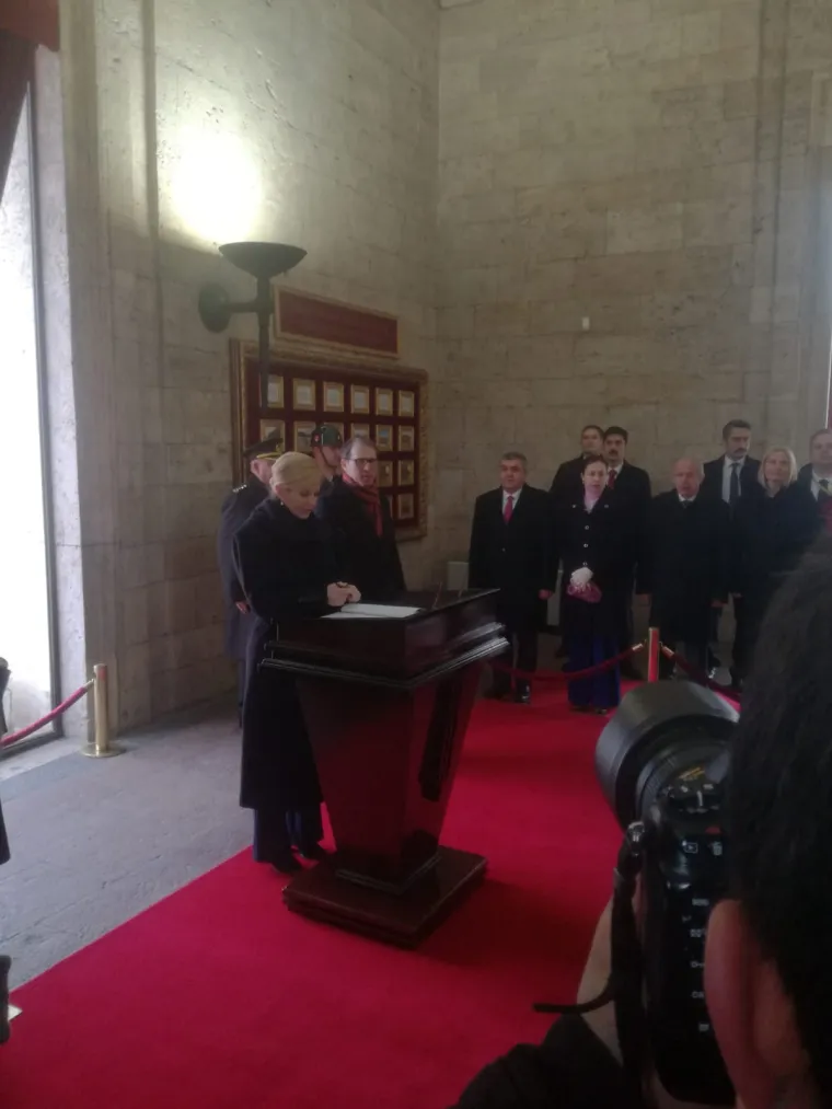 Kolinda Grabar-Kitarović na Ataturkovom grobu: S Erdoganom će razgovarati u četiri oka