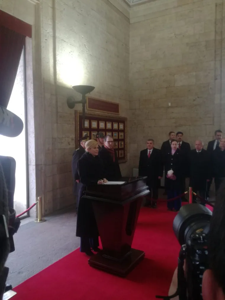 Kolinda Grabar-Kitarović na Ataturkovom grobu: S Erdoganom će razgovarati u četiri oka