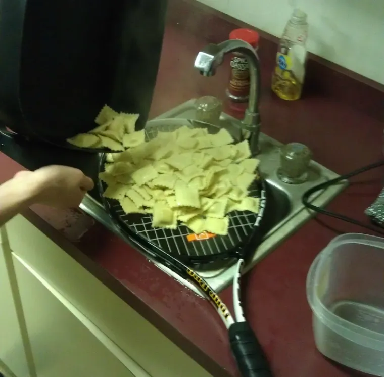 PLEASE, NEKA IH NETKO MAKNE IZ KUHINJE: Nije &scaron;to će uni&scaron;titi jelo i posuđe, nego će zapaliti kuću... i sebe... i vas...