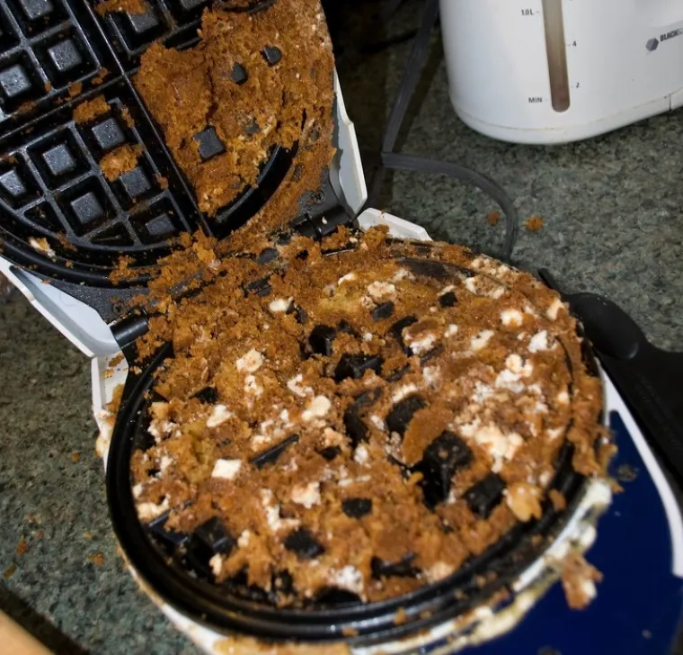 PLEASE, NEKA IH NETKO MAKNE IZ KUHINJE: Nije &scaron;to će uni&scaron;titi jelo i posuđe, nego će zapaliti kuću... i sebe... i vas...