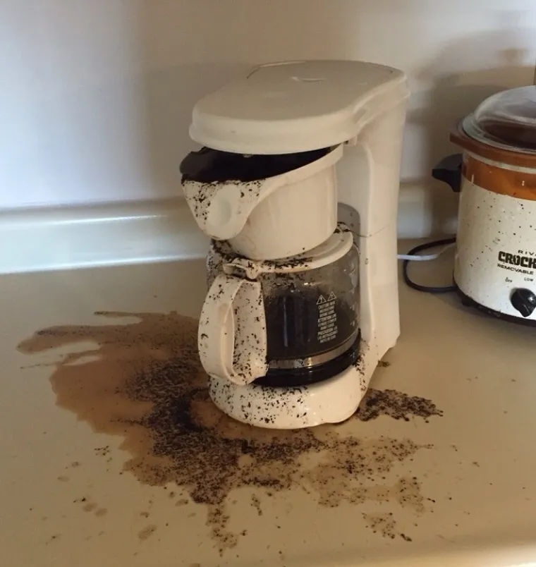 PLEASE, NEKA IH NETKO MAKNE IZ KUHINJE: Nije &scaron;to će uni&scaron;titi jelo i posuđe, nego će zapaliti kuću... i sebe... i vas...