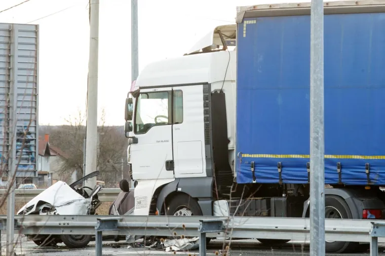 Stravična nesreća u Đakovu: Kamion 'uni&scaron;tio' automobil, poginula 28-godi&scaron;njakinja
